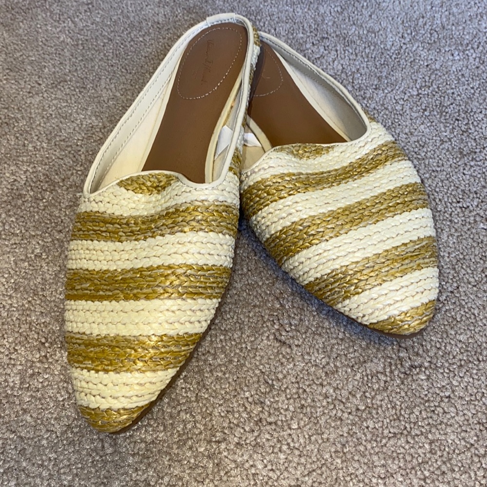NWOT Universal Thread Straw Mules